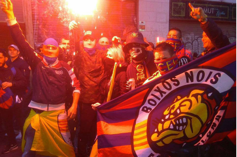 Brutal pelea entre hinchas del Barcelona y Alavés