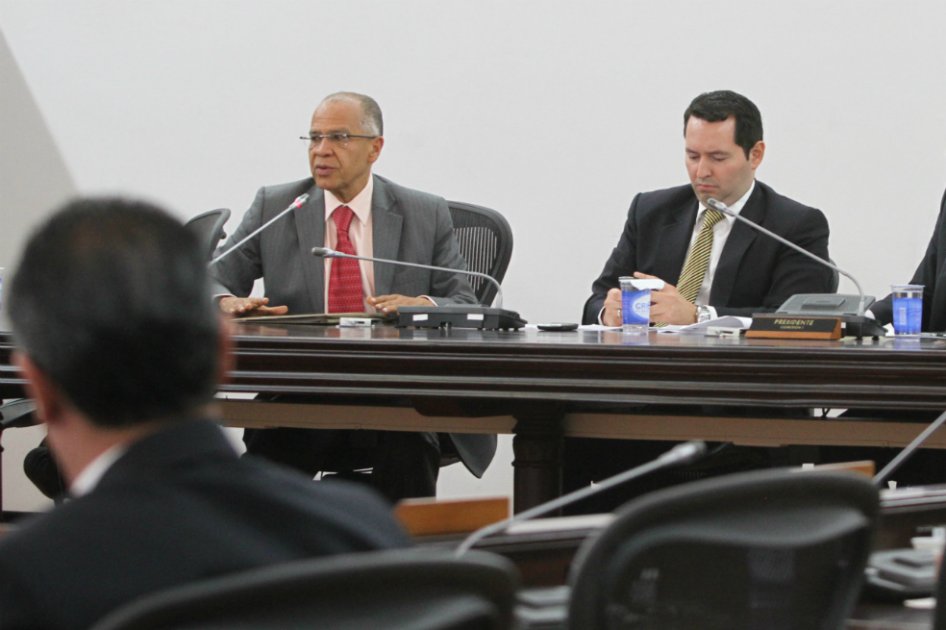 El ministro de Justicia, Alfonso Gómez Méndez, y el fiscal (e) Jorge Perdomo, durante el debate en el Senado en la comisión primera. 