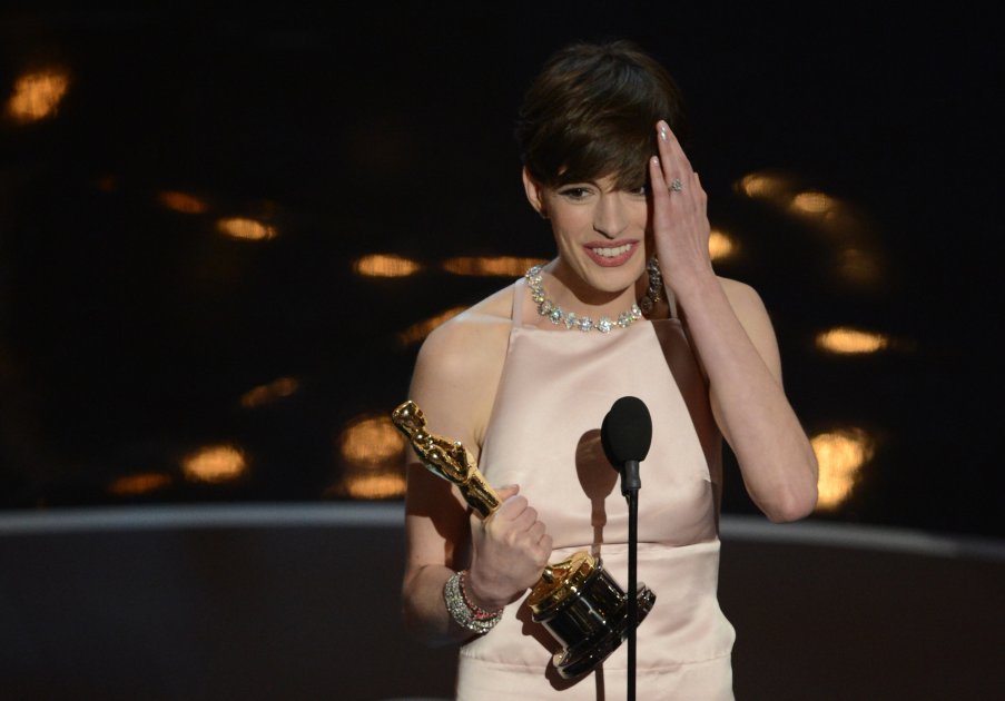 Anne Hathaway se disculpó por el vestido que usó en los Premios Óscar