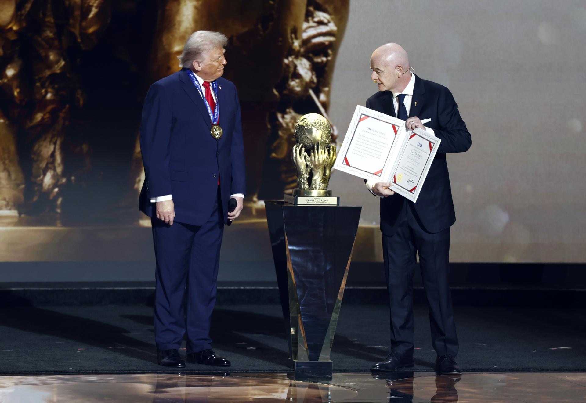 WASHINGTON (United States), 05/12/2025.- US President Donald Trump (L) receives the FIFA Peace Prize from FIFA President Giovanni Infantino during the FIFA World Cup 2026 Final Draw at the Kennedy Center in Washington DC, USA, 05 December 2025. (Mundial de Fútbol) EFE/EPA/WILL OLIVER