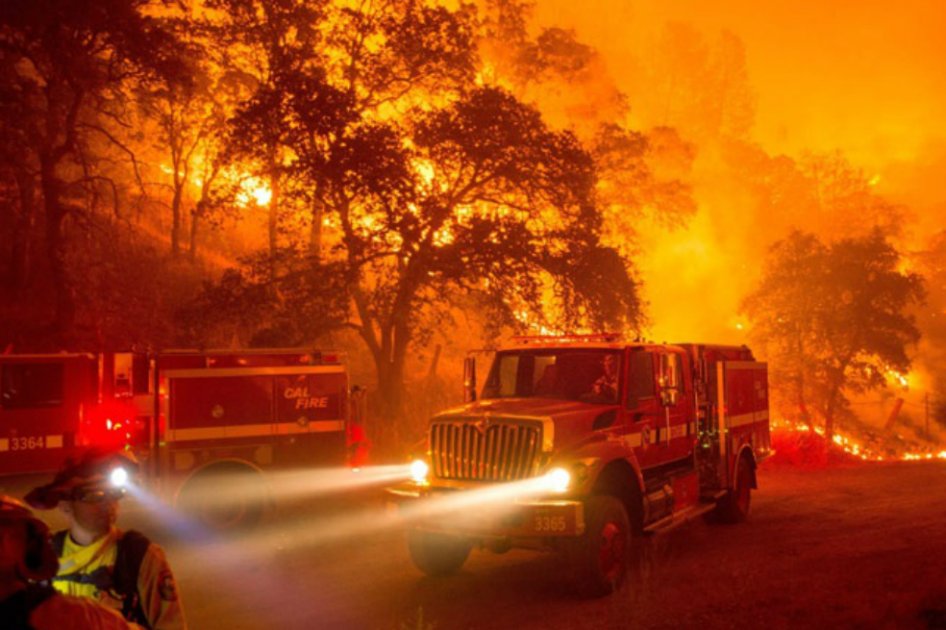 Más de 10.000 bomberos continúan luchando contra los 23 incendios en California
