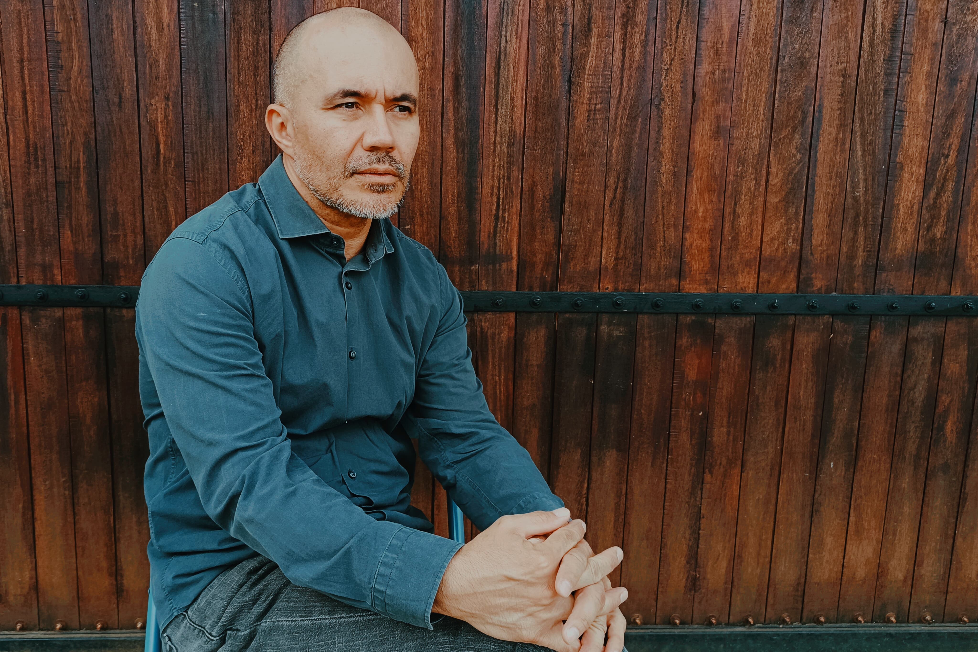 Efrén Giraldo es doctor en literatura, ensayista, crítico, cuentista, curador y profesor.
