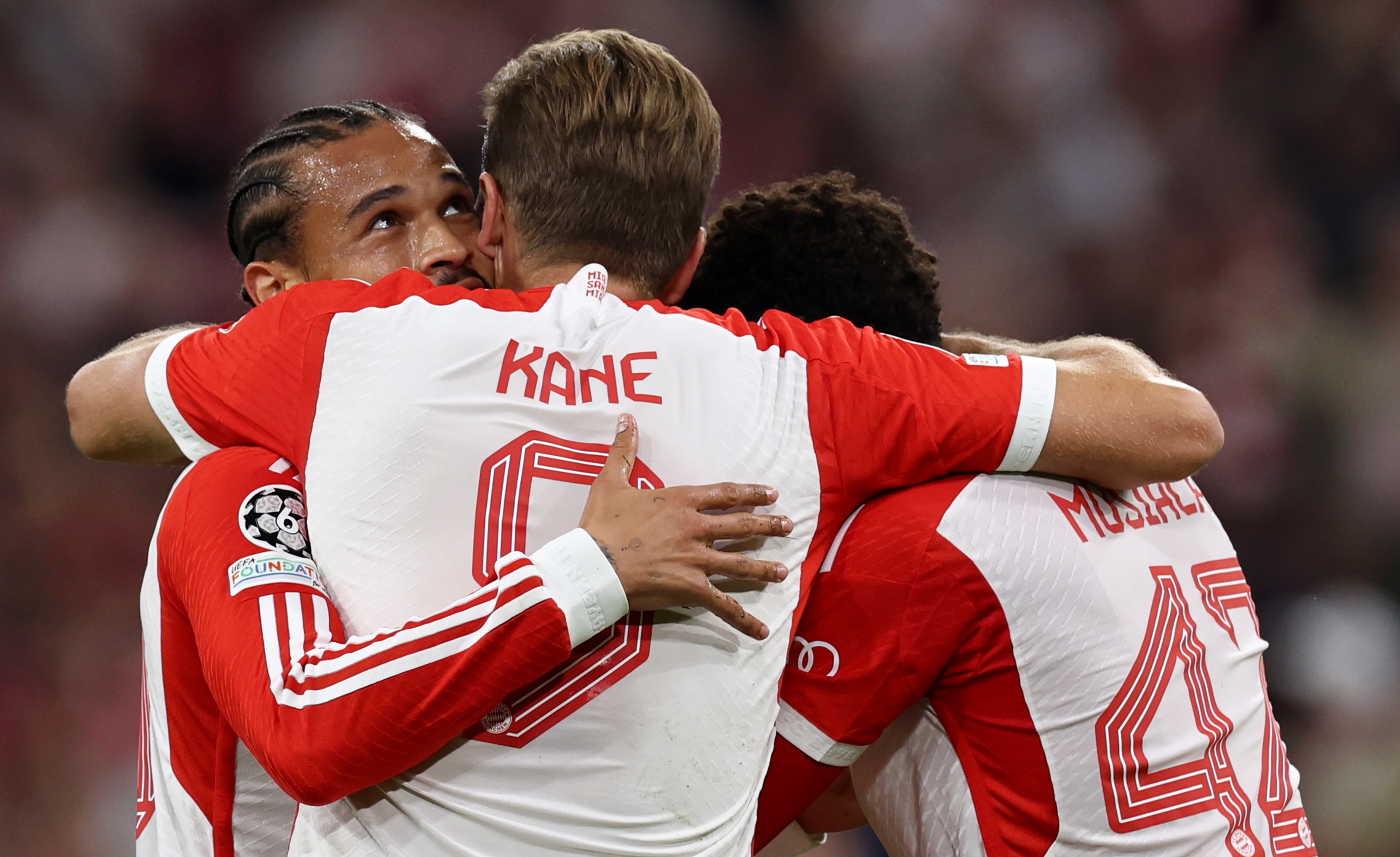 Munich (Germany), 20/09/2023.- Munich's Leroy Sane (L) celebrates with teammates after scoring the 1-0 lead during the UEFA Champions League group stage soccer match between FC Bayern Munich and Manchester United in Munich, Germany, 20 September 2023. (Liga de Campeones, Alemania) EFE/EPA/Anna Szilagyi