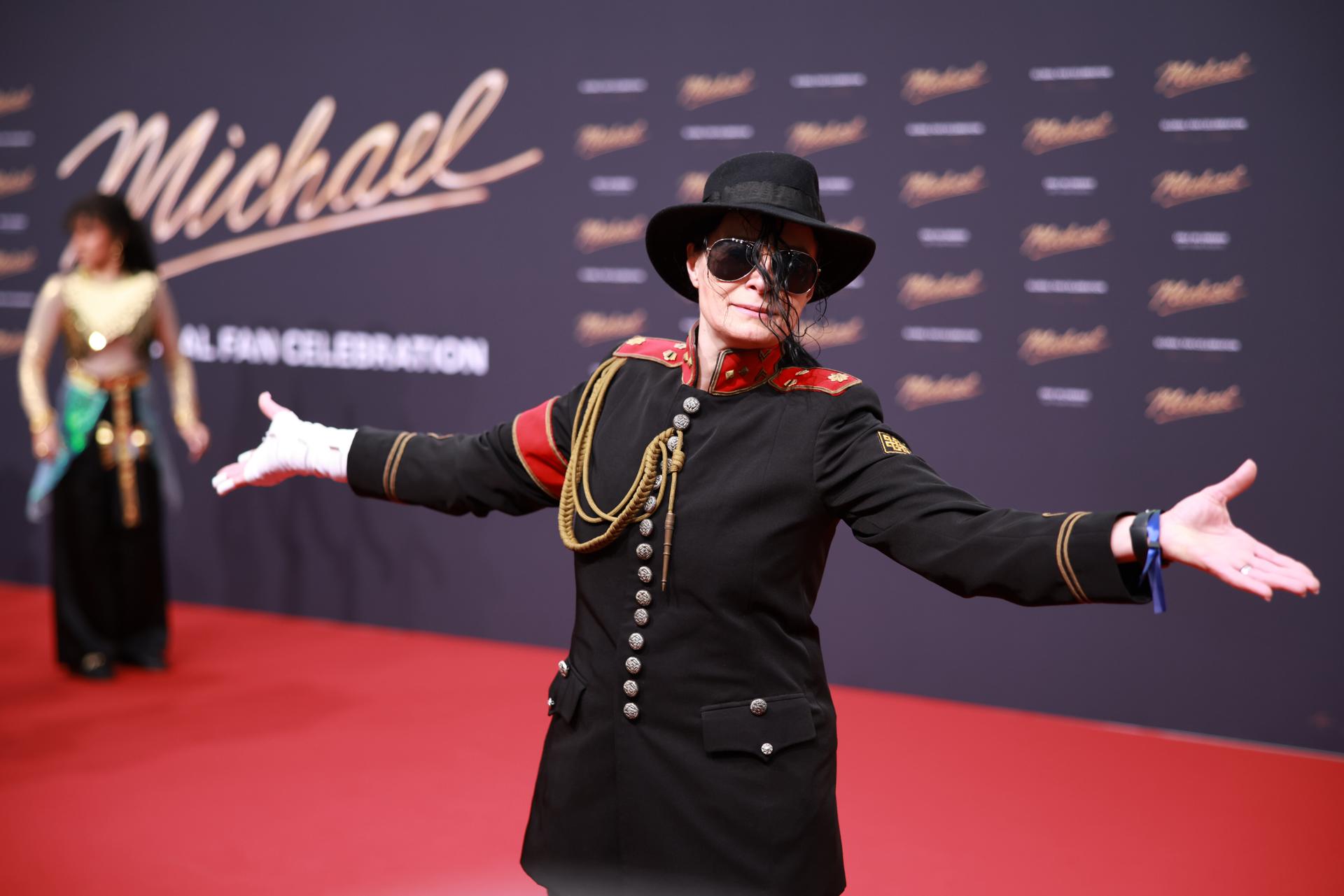 Berlin (Germany), 10/04/2026.- A guest poses on the red carpet prior the premiere of the film 'Michael' in Berlin, Germany, 10 April 2026. The Michael Jackson biopic screens in cinemas from 22 April 2026. (Alemania) EFE/EPA/CLEMENS BILAN