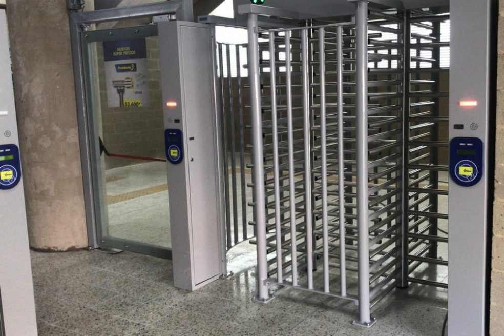 Torniquetes del Transmicable: la apuesta para evitar colados en el sistema