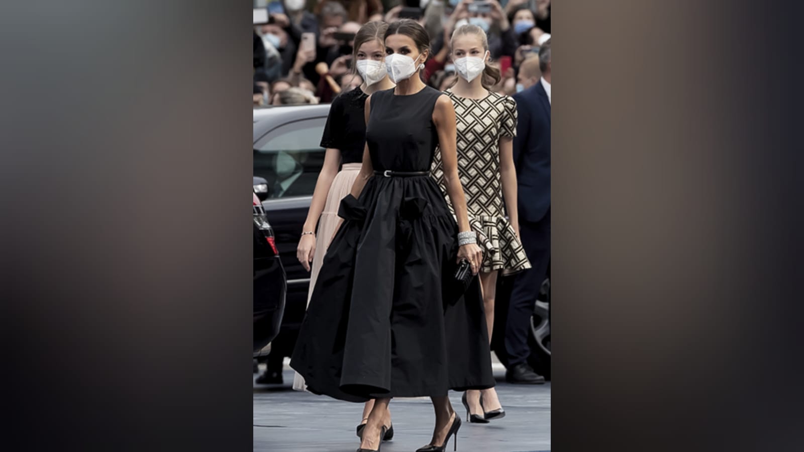 En la pasada edición de la ceremonia de los Premios Princesa de Asturias, llevó un vestido oversize de la marca española The 2nd skin co, elaborado en tafetán, que dejó ver su silueta con el detalle del cinturón delgado. Como generalmente lo hace, prefirió zapatos de tacón delgado.