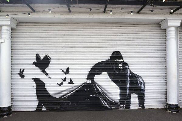 Al noveno día de creación, Banksy utilizó el Zoo de Londres como lienzo