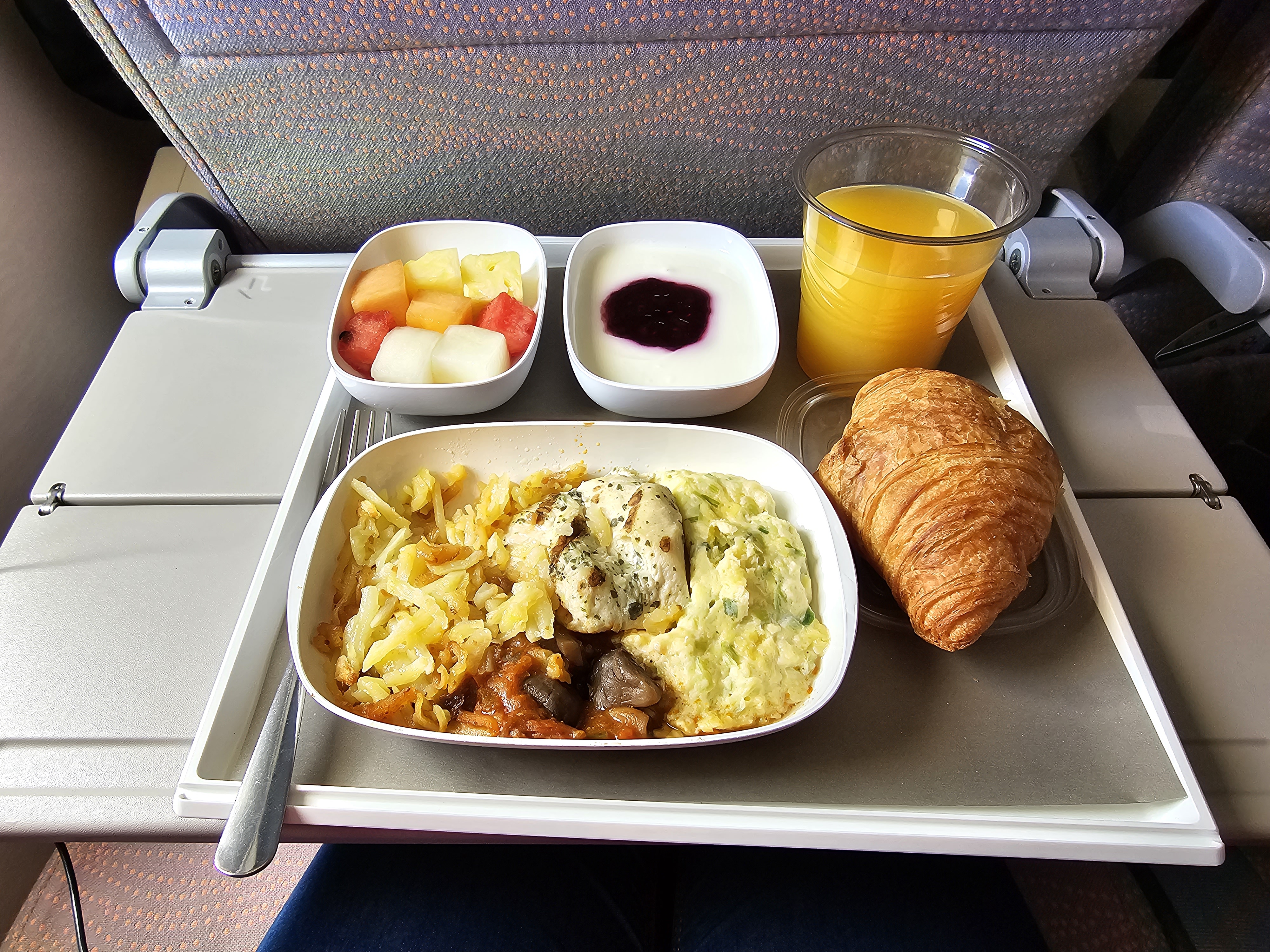 ¿Por qué la comida de avión sabe diferente? Lo que hay detrás de sus menús