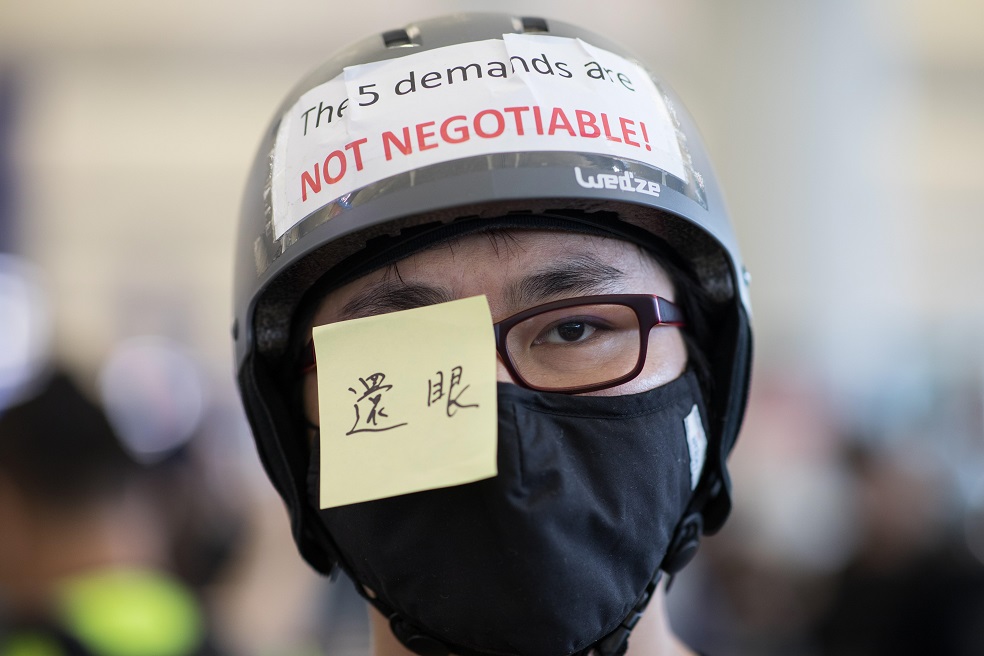Por su parte, los medios oficiales chinos aseguran que los manifestantes habían llenado la terminal del aeropuerto por cuarto día consecutivo, provocando esta inusual medida.