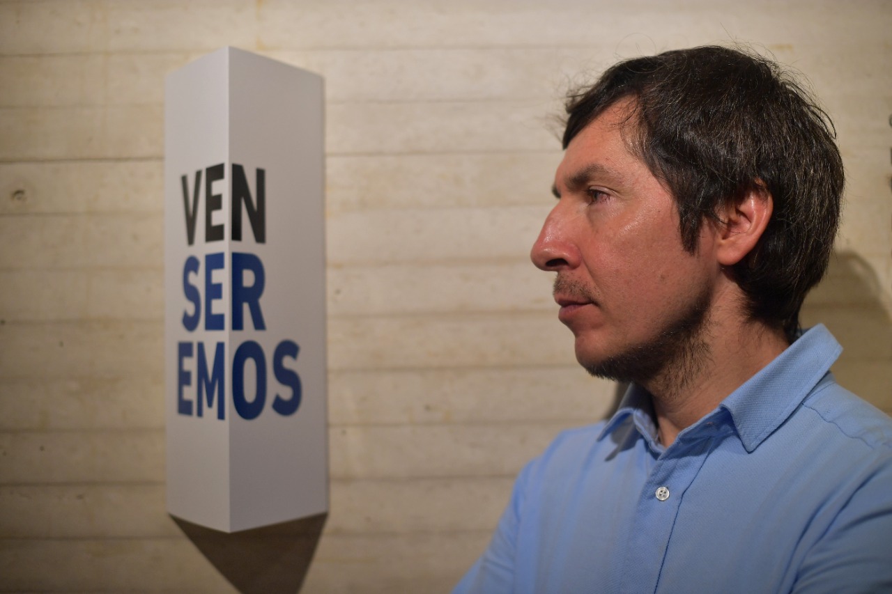 Futuro Moncada, artista visual colombiano, que se encuentra radicado en México desde el 2006. “Venseremos” es la primera exposición de un proyectó que inició en 2016, en conjunto con Antanas Mockus, el Centro de Paz, Memoria y Reconciliación, y el Archivo General de la Nación.