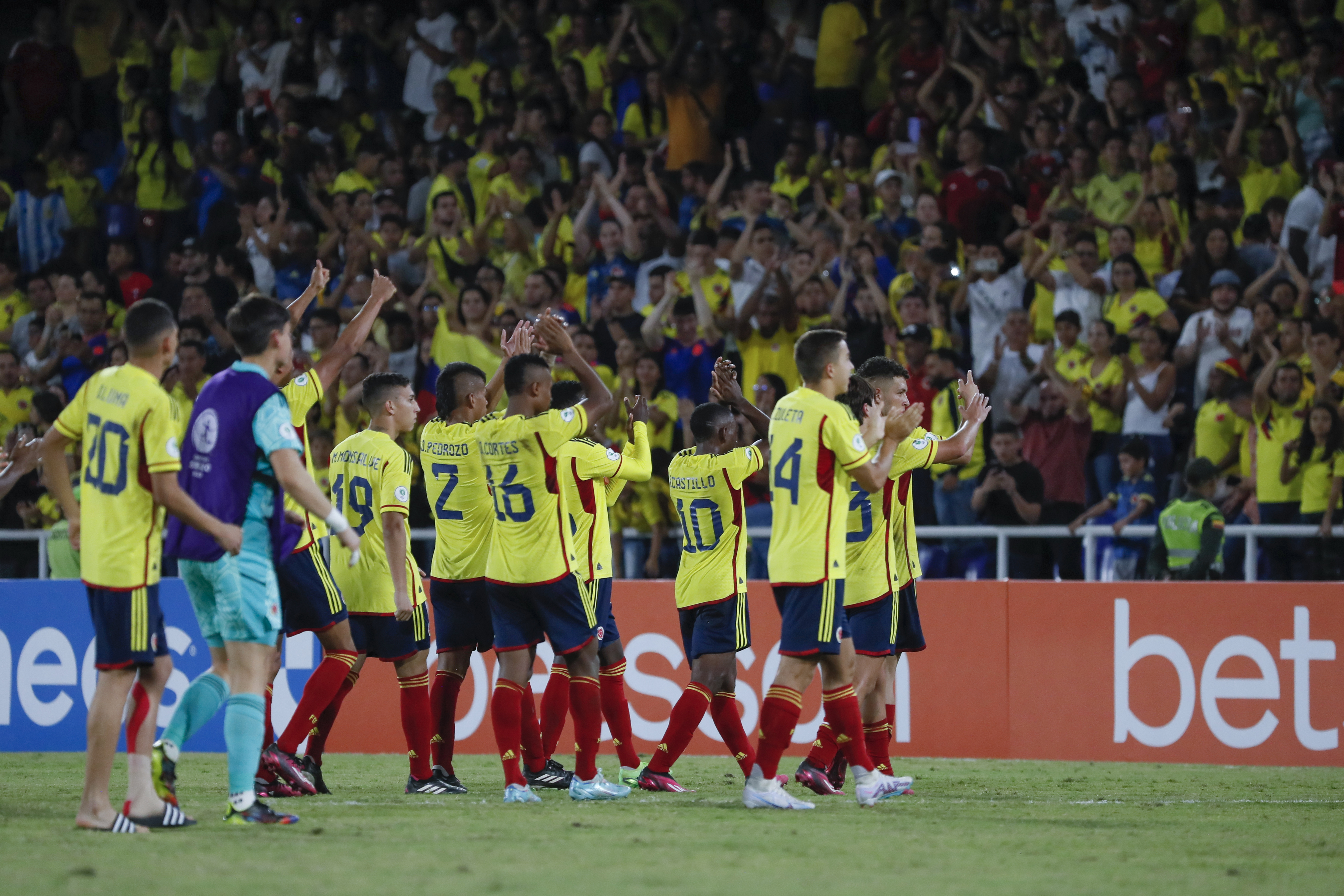 Colombia: muchas ganas, poco fútbol y el tiquete a la fase final