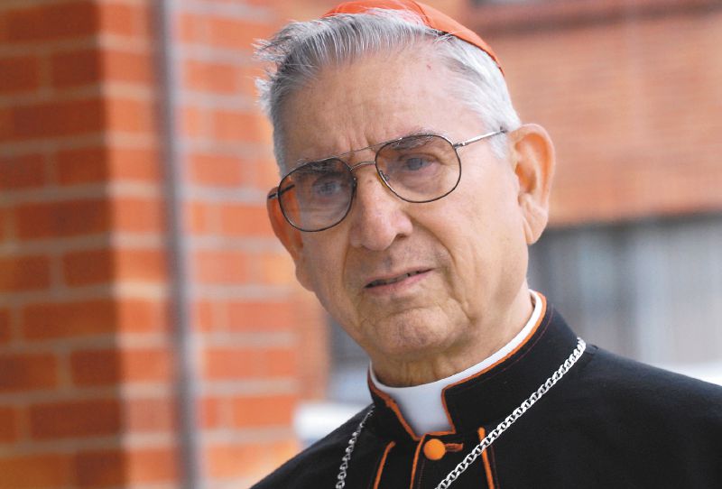 El cardenal Darío Castrillón Hoyos fue uno de los ministros de Benedicto XVI y era el jefe de personal de todos los sacerdotes católicos del mundo, aparte de manejar el presupuesto vaticano.