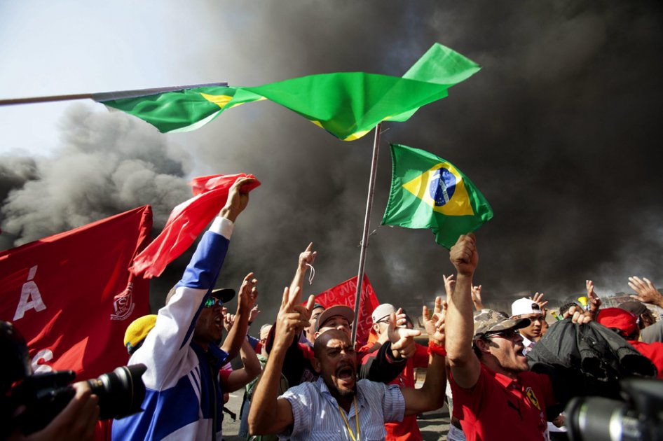 Integrantes del Movimiento de Trabajadores Sin Techo (MTST) protestan frente al estadio Arena Corinthians