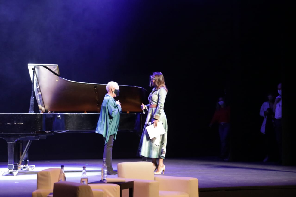 Carmen Vásquez en su rendición de cuentas en el Teatro Colón, con el traje de la diseñadora Olga Piedrahita.
