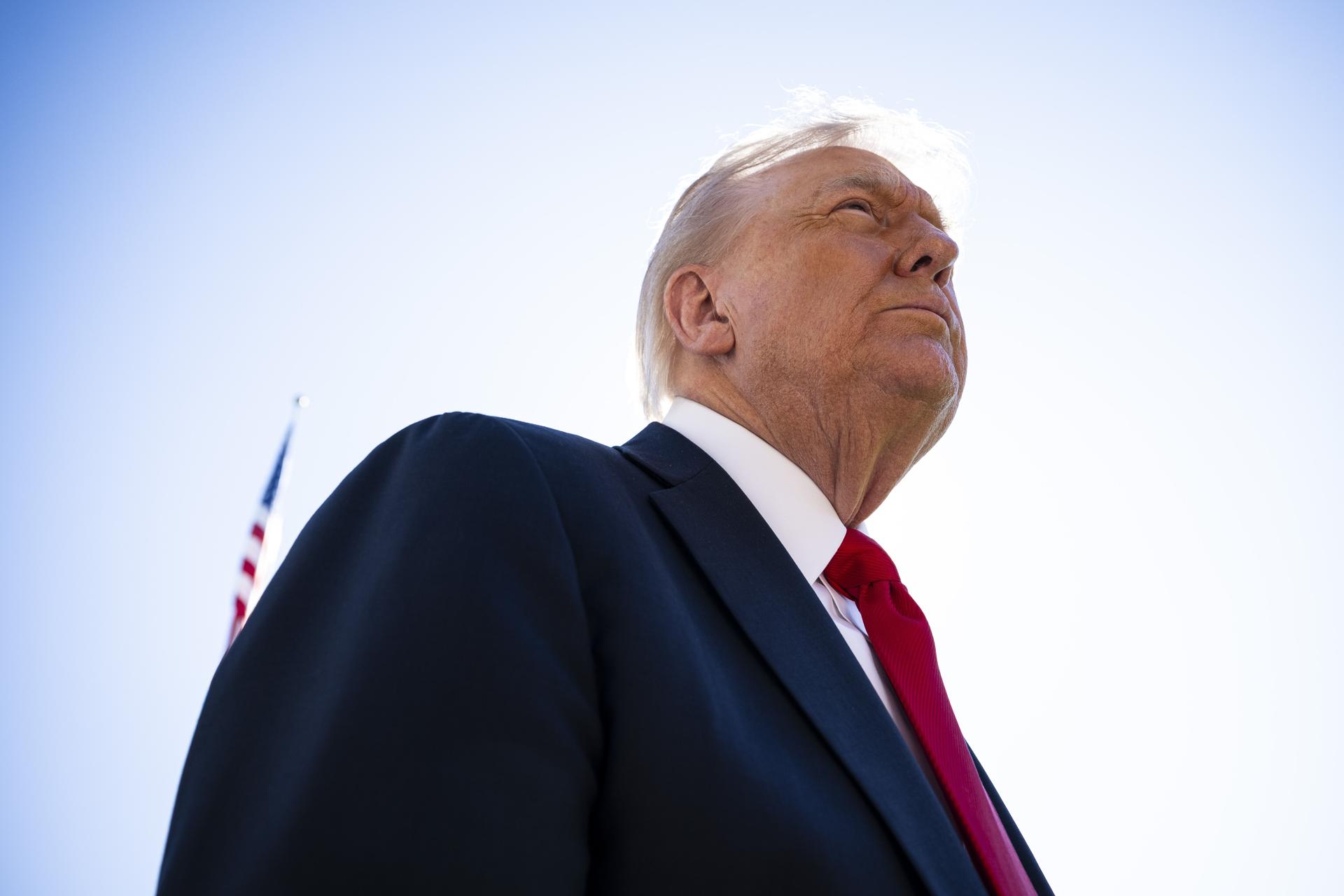Washington (United States), 05/10/2025.- US President Donald Trump speaks to members of the media on the South Lawn of the White House before boarding Marine One in Washington, DC, USA, 05 October 2025. Unions representing hundreds of thousands of federal workers have asked a US judge to immediately prevent the Trump administration from carrying out mass firings during the government shutdown while they press a legal challenge. EFE/EPA/GRAEME SLOAN / POOL
