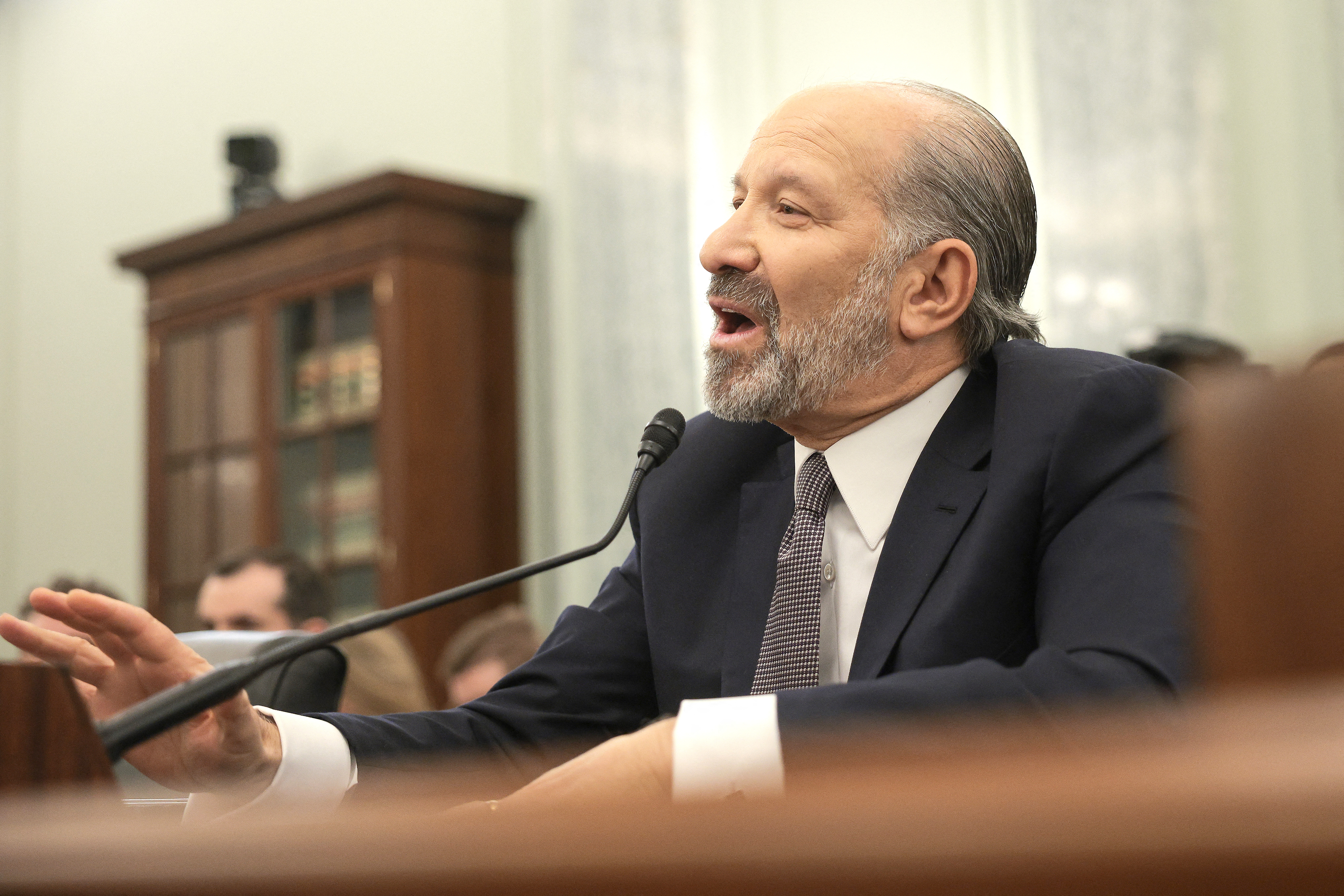 .Howard Lutnick, candidato del presidente estadounidense Donald Trump para Secretario de Comercio, habla durante su Comité de Comercio del Senado
