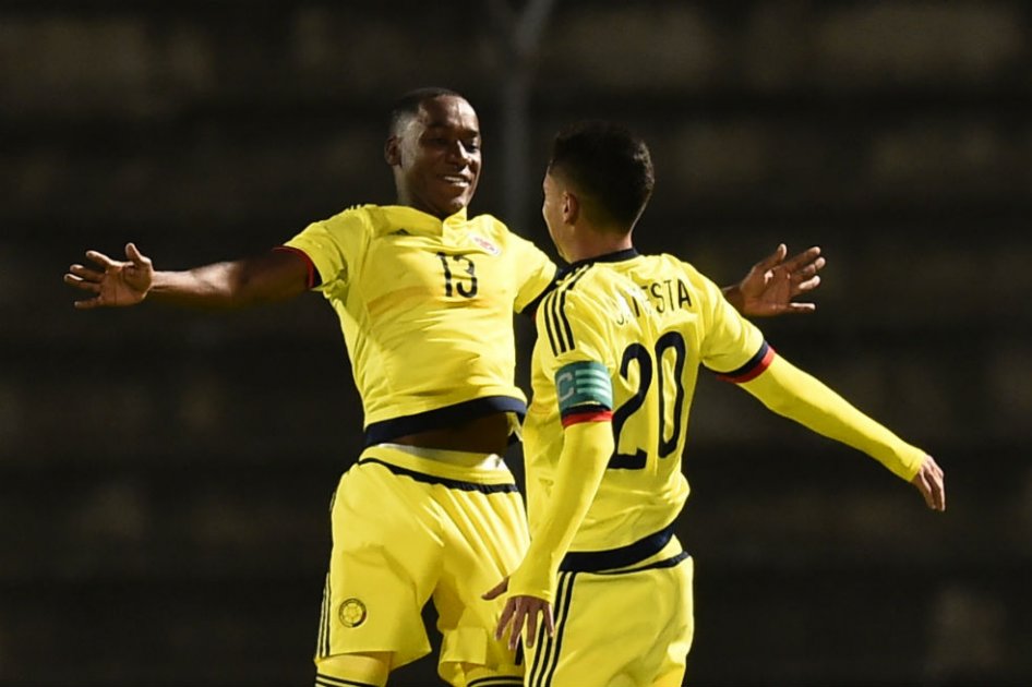 Ever Valencia y Eduard Atuesta celebran la victoria ante Brasil. Foto: AFP