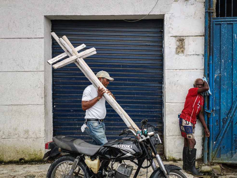 hombre carga cruces.