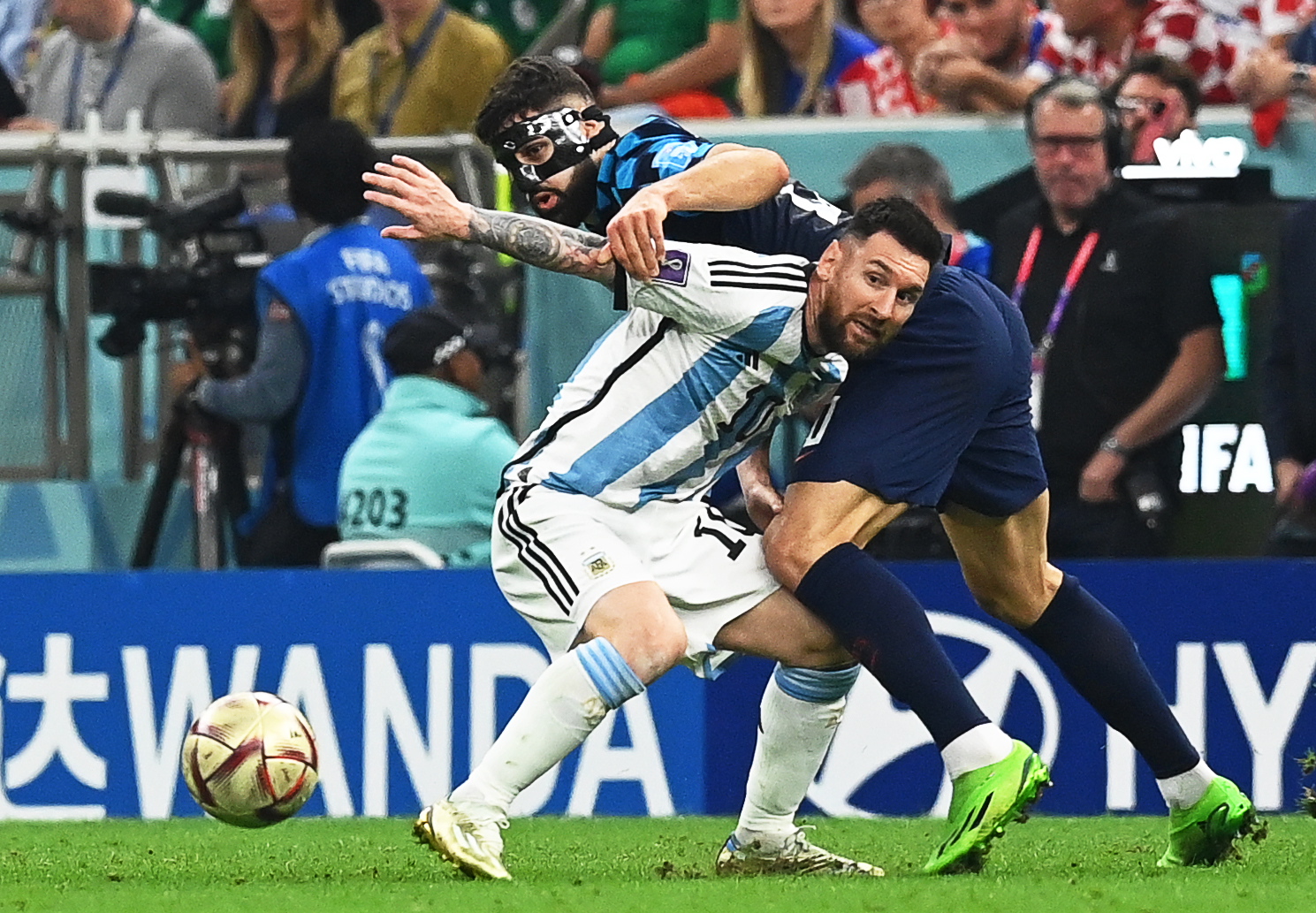 Lusail (Qatar), 13/12/2022.- Lionel Messi (front) of Argentina in action against Josko Gvardiol (back) of Croatia during the FIFA World Cup 2022 semi final between Argentina and Croatia at Lusail Stadium in Lusail, Qatar, 13 December 2022. (Mundial de Fútbol, Croacia, Estados Unidos, Catar) EFE/EPA/Georgi Licovski