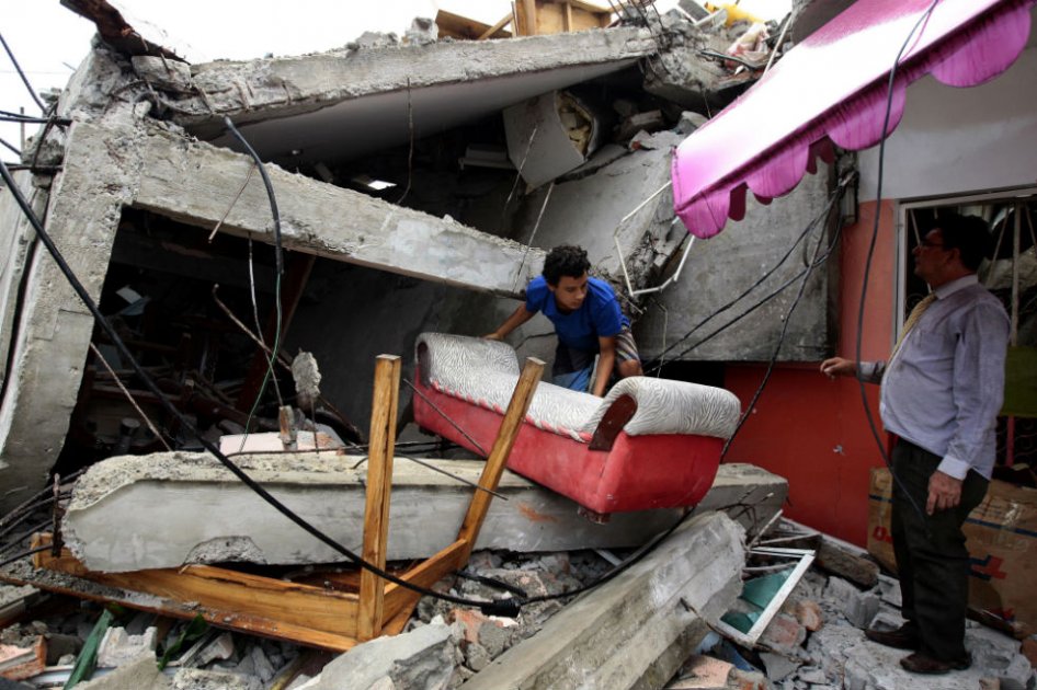 Un habitante de Pedernales saca los enseres que quedaron útiles tras el terremoto de 7,8 grados. / EFE