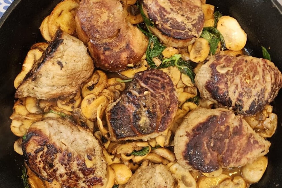 Receta para preparar pescaditos de cerdo con salsa de champiñones y albahaca