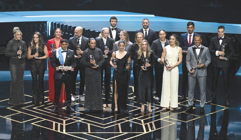 Lauren James, Aitana Bonmati, Keira Walsh, Ella Toone, Alessia Russo, Lucy Bronze, Alex Greenwood, Olga Carmona y Mary Earps, miembros del Fifpro Women's World XI, Entrenador masculino del año de la FIFA, Pep Guardiola, Entrenador femenino del año de la FIFA Año, Sarina Wiegman, ganador del premio FIFA Fan Award, Hugo Daniel Iniguez, miembros del Fifpro Men's Best XI 2023, Ruben Dias y Kyle Walker y ganador del premio Puskas, Guilherme Madruga, suben al escenario con sus premios durante los The Best FIFA Football Awards 2023 en The Teatro Apollo el 15 de enero de 2024 en Londres, Inglaterra