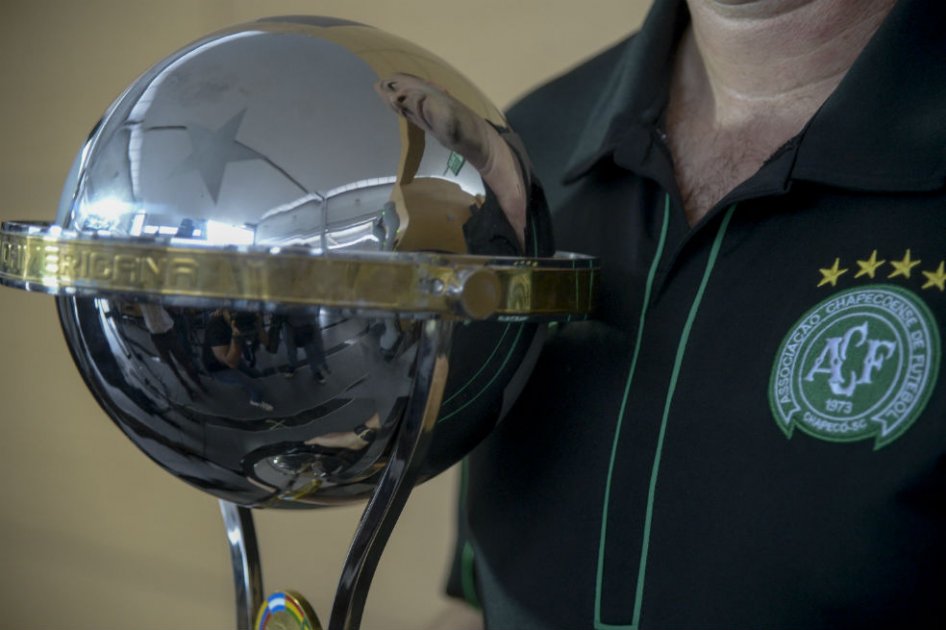 Santa Fe le entregó la réplica de la Copa Sudamericana a Chapecoense. Foto: AFP