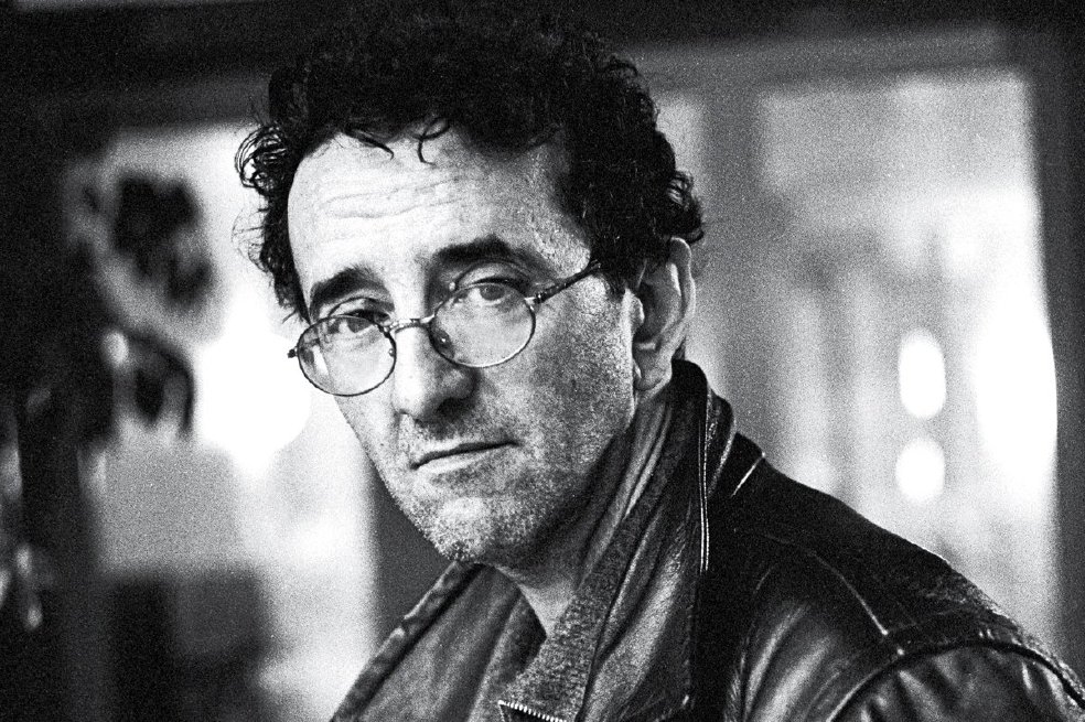Una de las imágenes más conocidas de Roberto Bolaño, autor de más de una veintena de libros, entre los cuales se destaca la novela “Los detectives salvajes”, ganadora del Premio Herralde. 