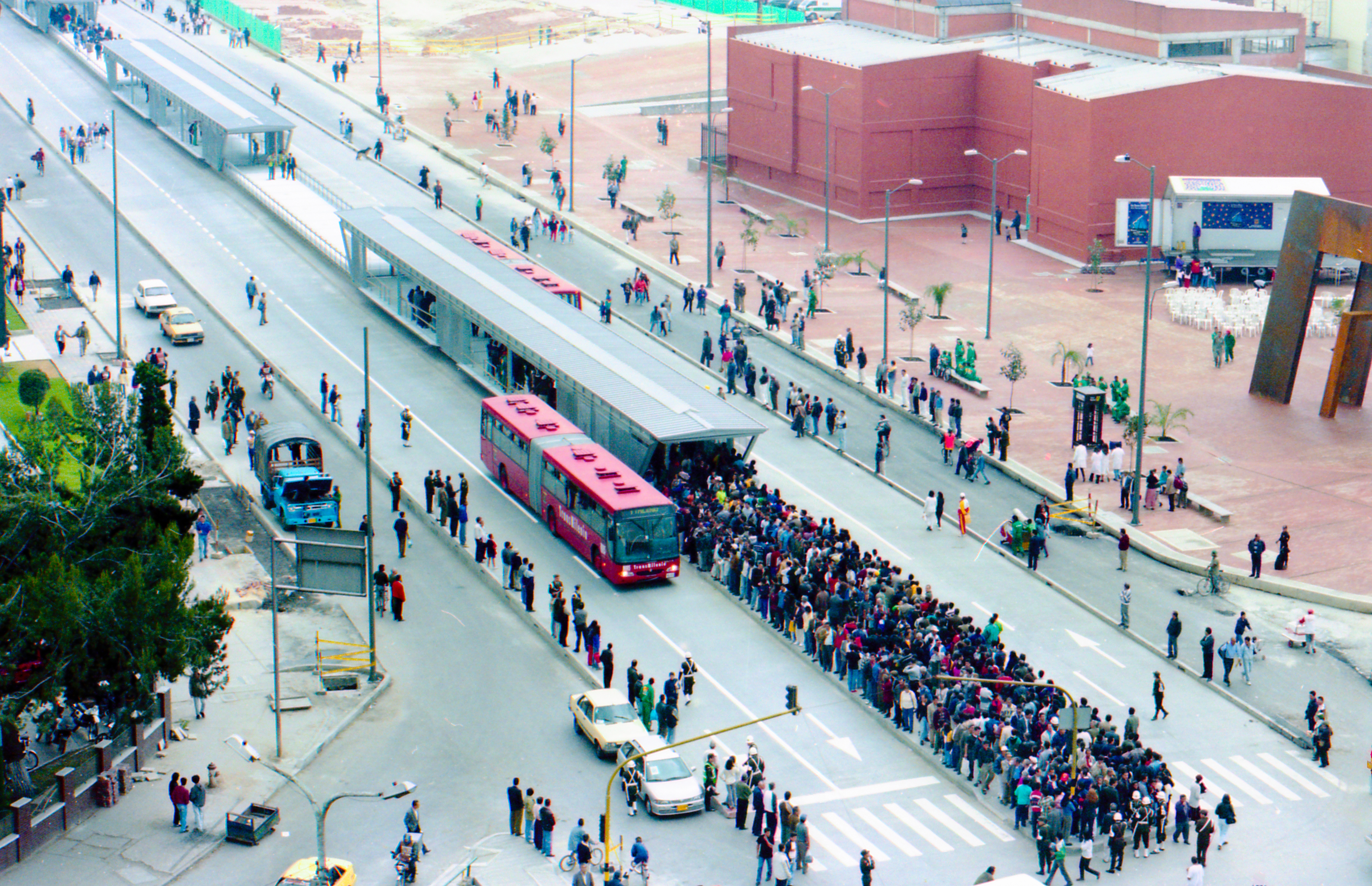 El 23 de junio de 2015 se entregaron las obras civiles del intercambiador vial de la NQS con calle Sexta y el 24 de agosto del mismo año se puso en funcionamiento.