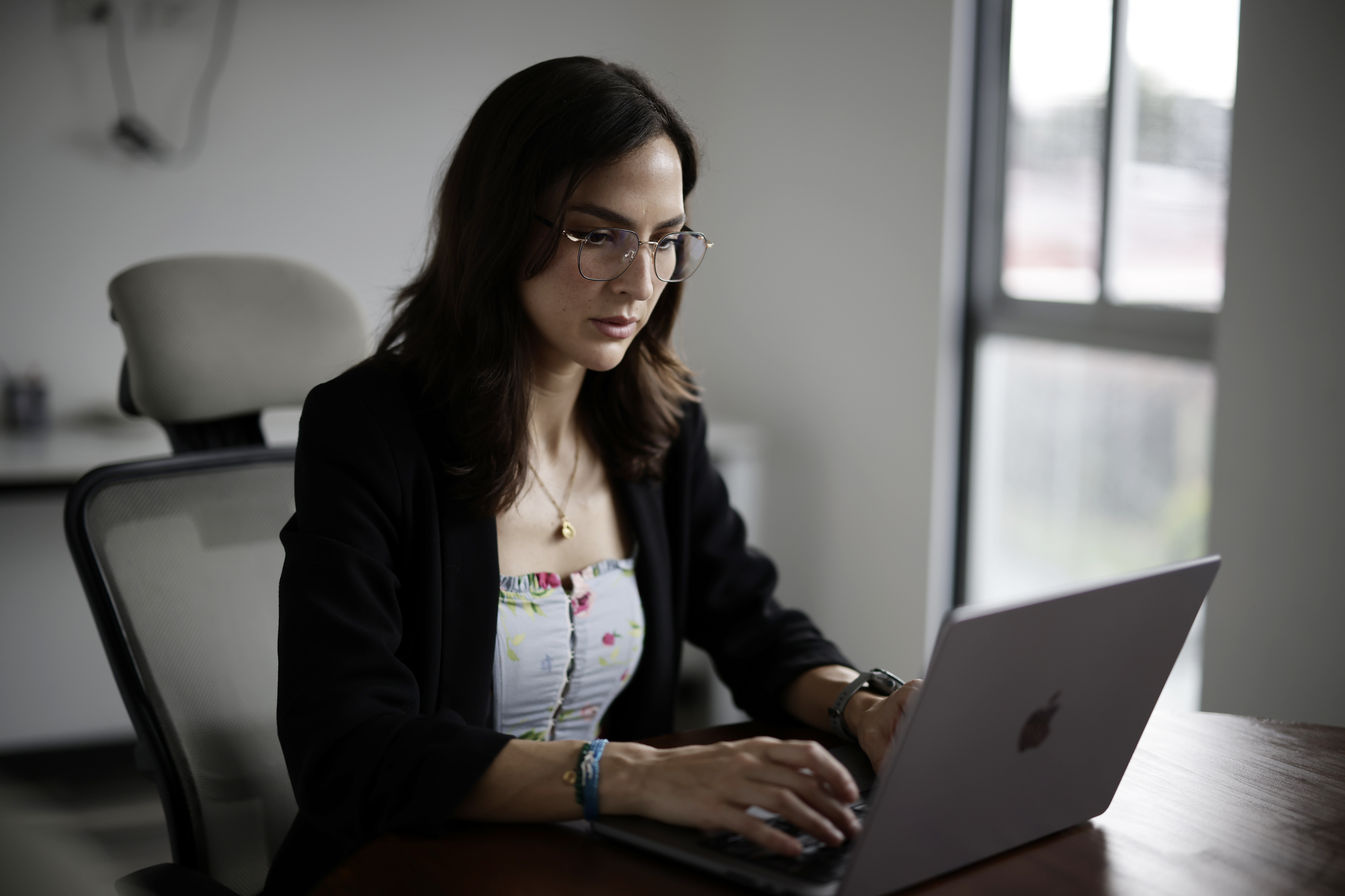 Estos son los peligros de compartir información sobre su trabajo en internet