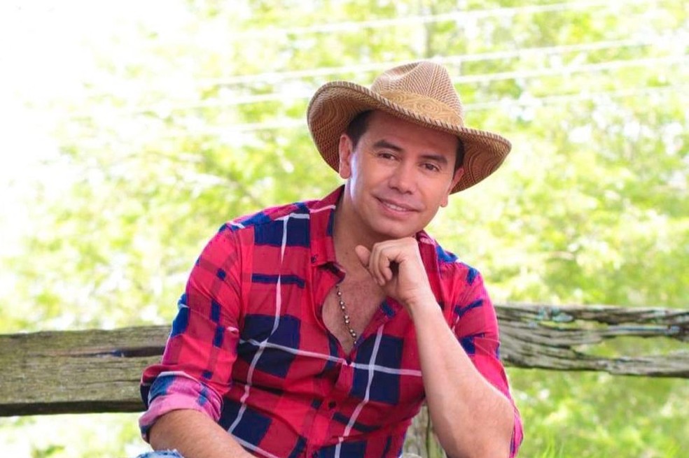 VIDEO: El baile disco de Jhonny Rivera que enloqueció a sus fanáticas.