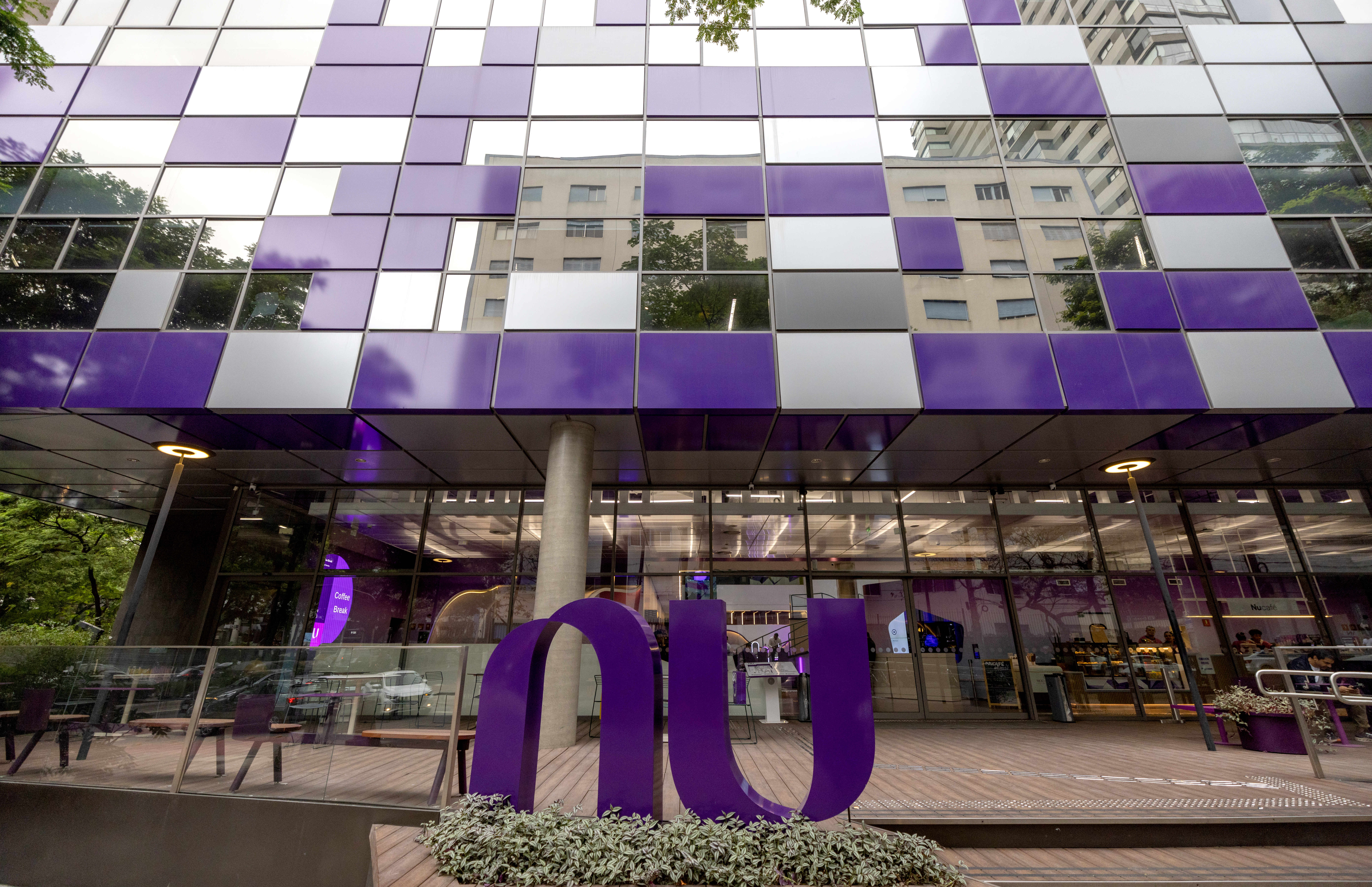 Nubank tiene problemas de identidad: pese a su nombre, no es un banco