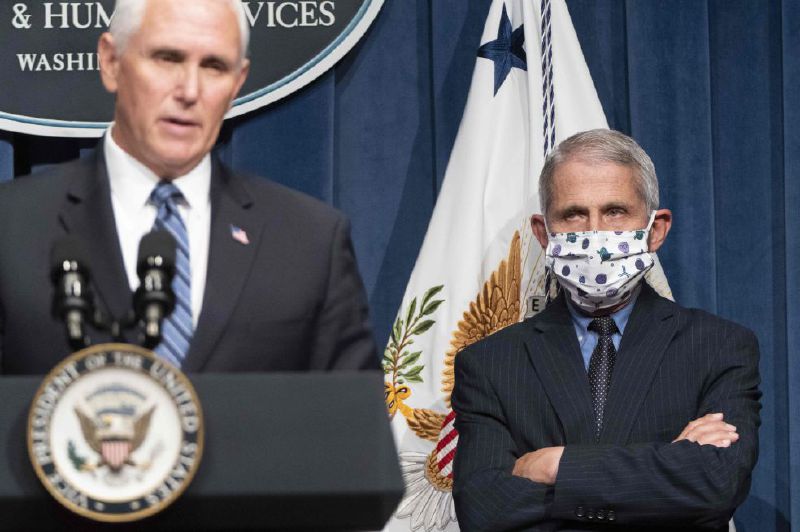 Desenmascarados: la pandemia les gana a Trump y Pence