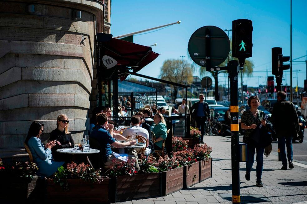 Suecia, contra la corriente, insiste en mantener la vida al aire libre