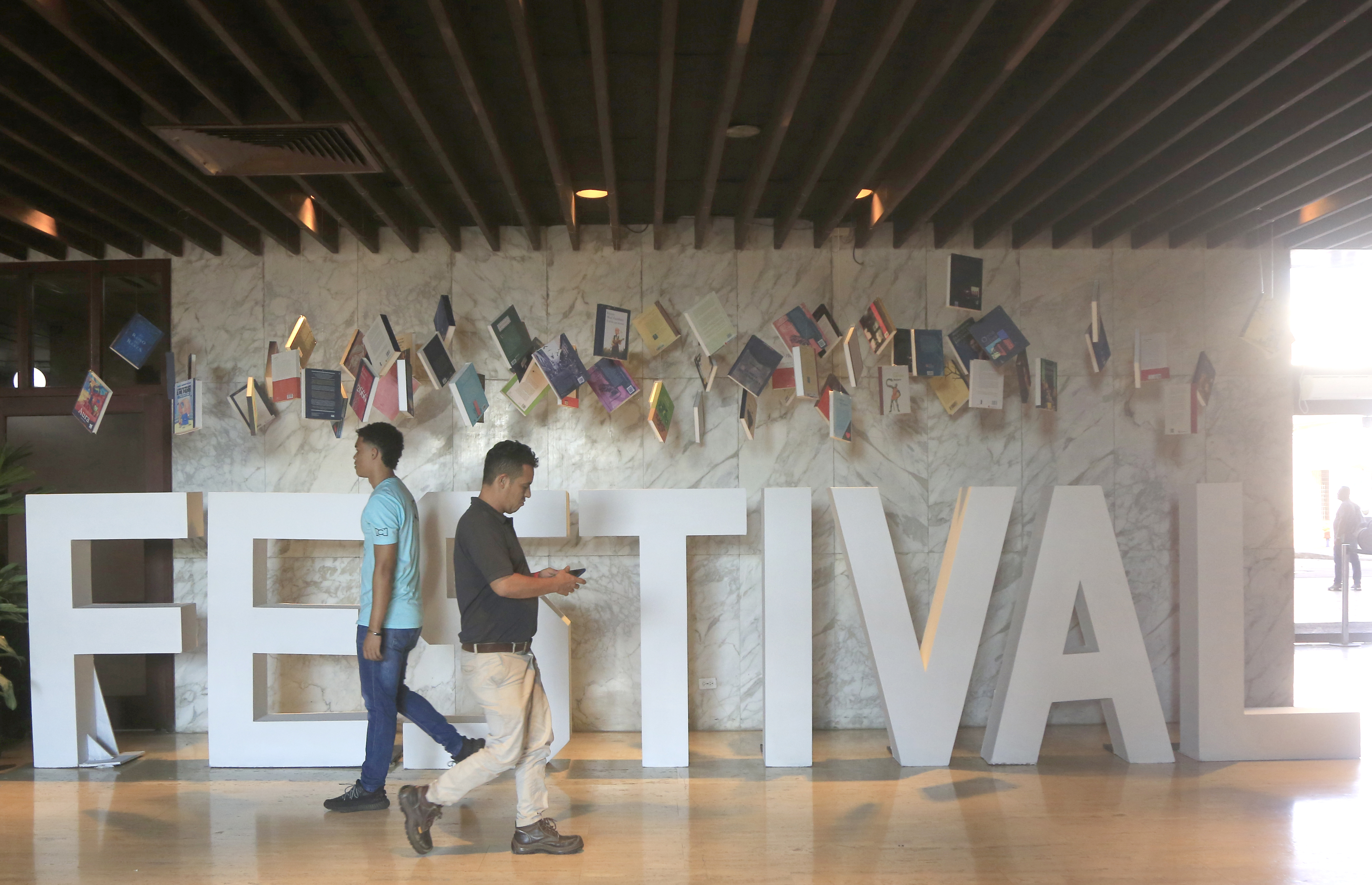 Cartagena celebra su vigésimo Hay Festival con las voces de Carlos Vives y Salman Rushdie