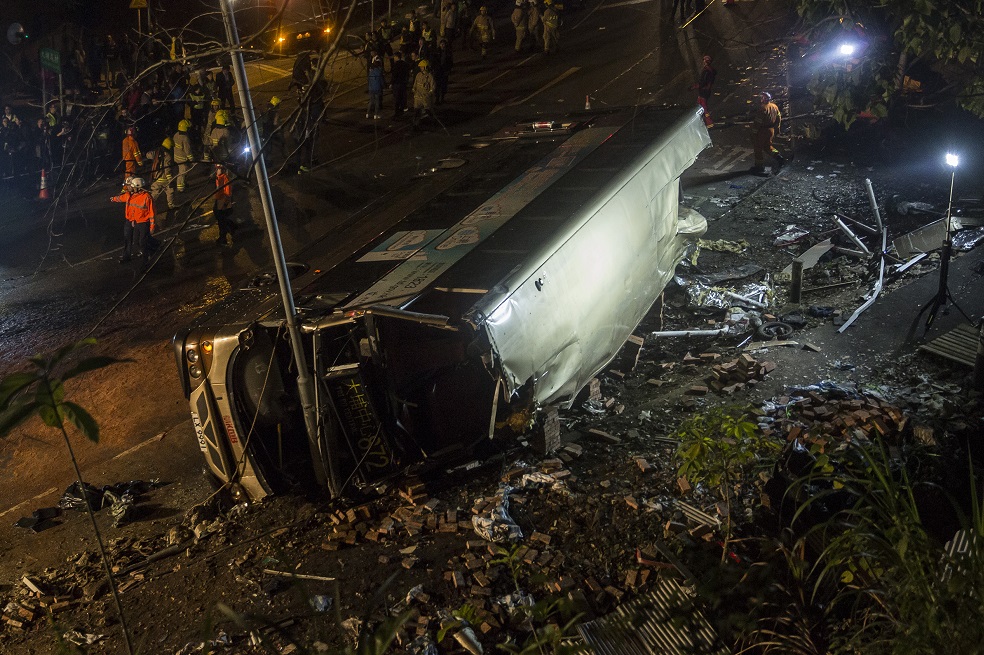 Al menos 18 muertos y 50 heridos dejó accidente de tránsito en Hong Kong