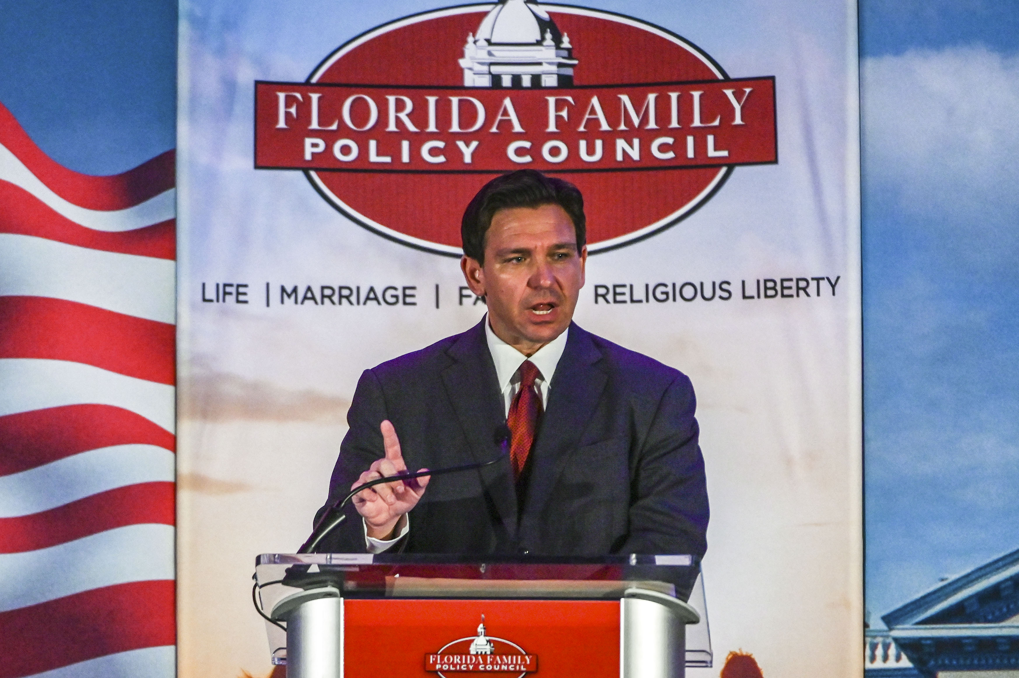 USA7352. ORLANDO (FL, EEUU), 21/05/2023.- El gobernador de Florida, el republicano Ron DeSantis, habla durante la 18 cena de gala anual de la organización Florida Family Policy Council celebrada la noche del sábado en Orlando, Florida (EE.UU.). Ron DeSantis, quien según medios estadounidenses la próxima semana podría oficializar su participación en las primarias de ese partido para las elecciones de 2024, sigue sin contar con el favor de las encuestas. EFE/Giorgio Viera