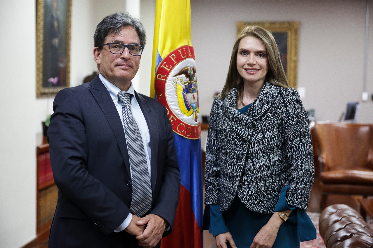 El exministro de Hacienda Alberto Carrasquilla y Diana Richardson, directora de la Agencia ITRC.