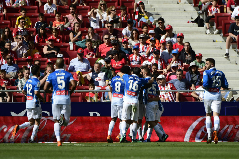 Con Carlos Sánchez los 90 minutos, Espanyol venció al Atlético de Madrid