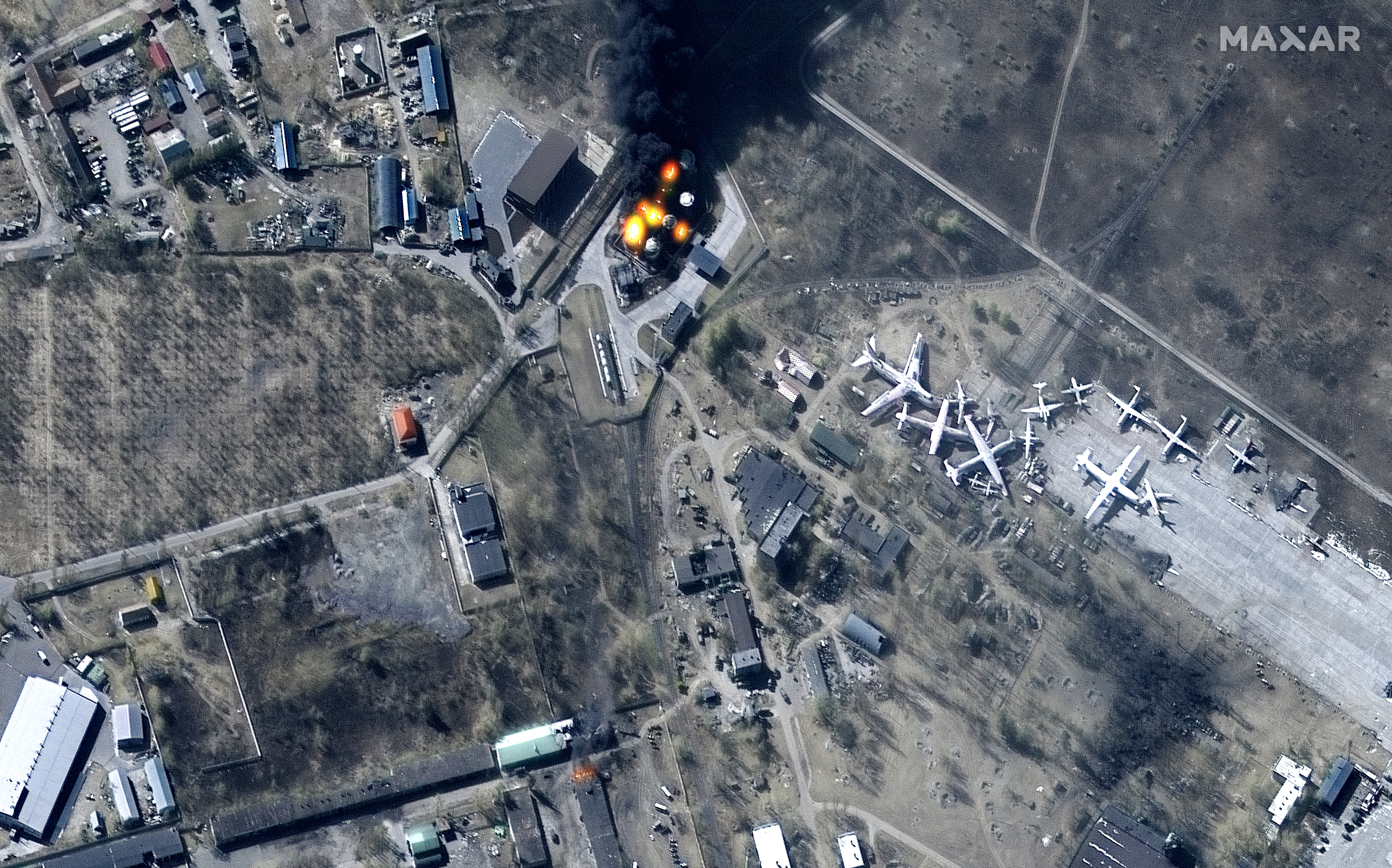 Hostomel (Ukraine), 11/03/2022.- A handout multispectral satellite image made available by Maxar Technologies shows buildings and fuel storage tanks on fire at Antonov Airport, Hostomel, Ukraine, 11 March 2022. (Incendio, Rusia, Ucrania) EFE/EPA/MAXAR TECHNOLOGIES HANDOUT -- MANDATORY CREDIT: SATELLITE IMAGE 2022 MAXAR TECHNOLOGIES -- THE WATERMARK MAY NOT BE REMOVED/CROPPED -- HANDOUT EDITORIAL USE ONLY/NO SALES