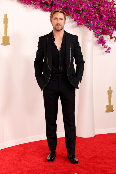 Acompañado por Mandi, su hermana, Ryan Gosling escogió un modelo de Gucci, pero homenajeó a 'Barbie´con sus medias de color fucsia. En los Oscar interpretó 'I'm just Ken'.