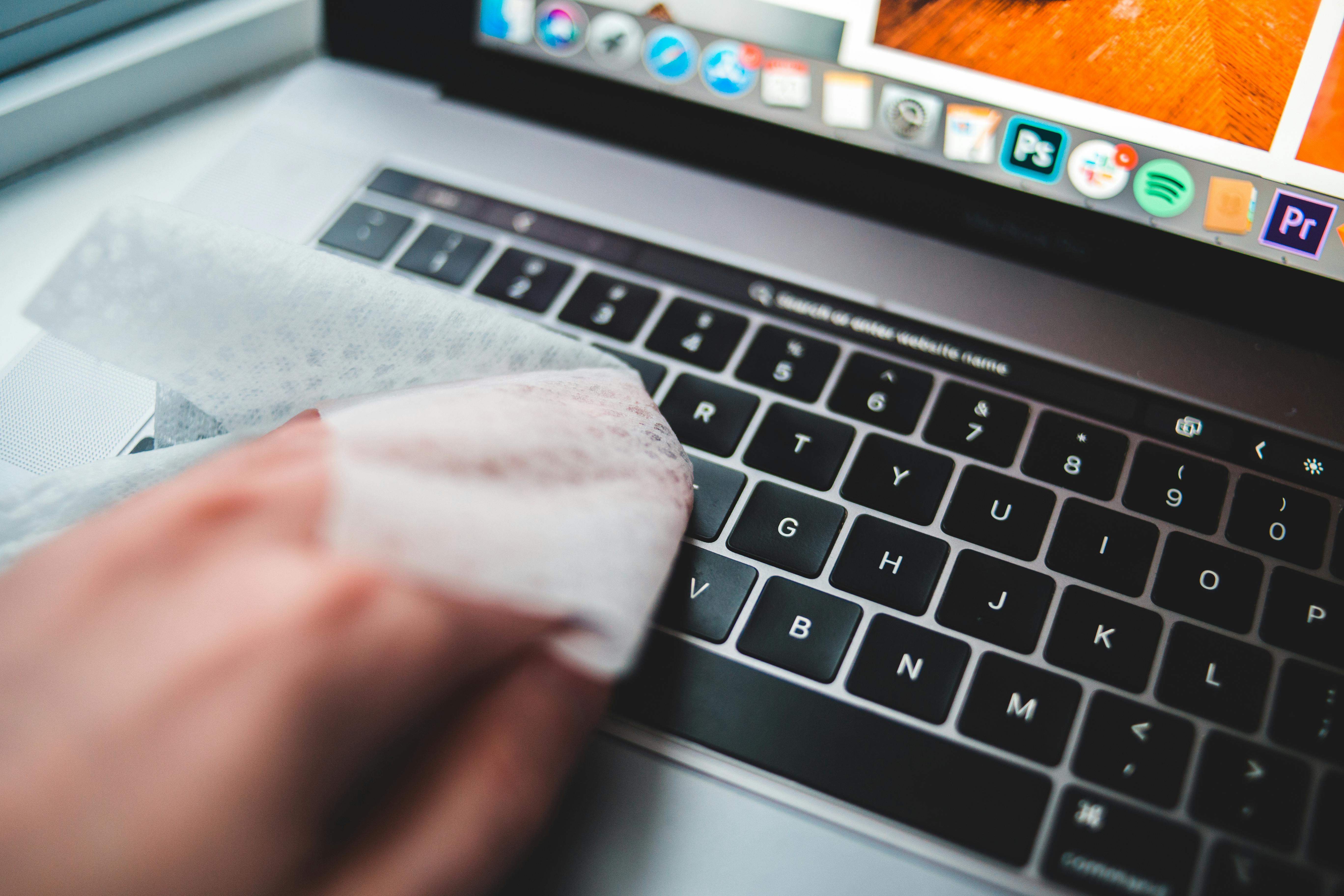 ¿Cómo limpiar el teclado de un computador portátil? Siga estos consejos