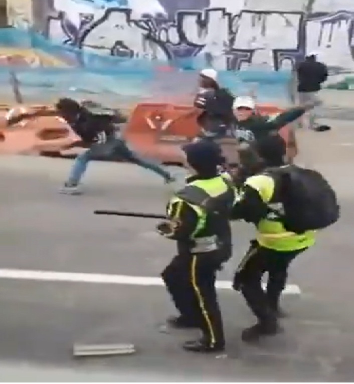 Nuevo caso de violencia en Transmilenio: colados agredieron a guarda de la estación calle 22