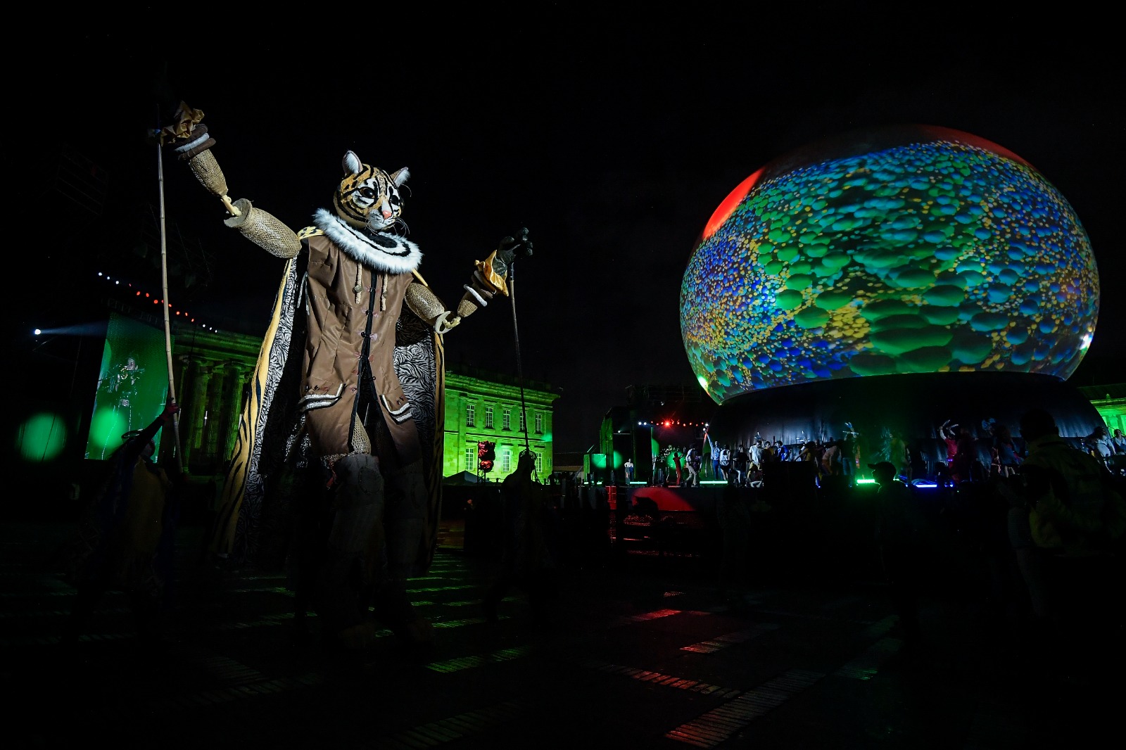 Bogotá, 10 millones de estrellas: constelaciones, es el show central de esta Navidad que estará en la Plaza de Bolívar del 15 al 23 de diciembre. Tendrá dos funciones diarias de 30 minutos: una a las 7:00 p.m., y la otra a las 8:30 p.m.