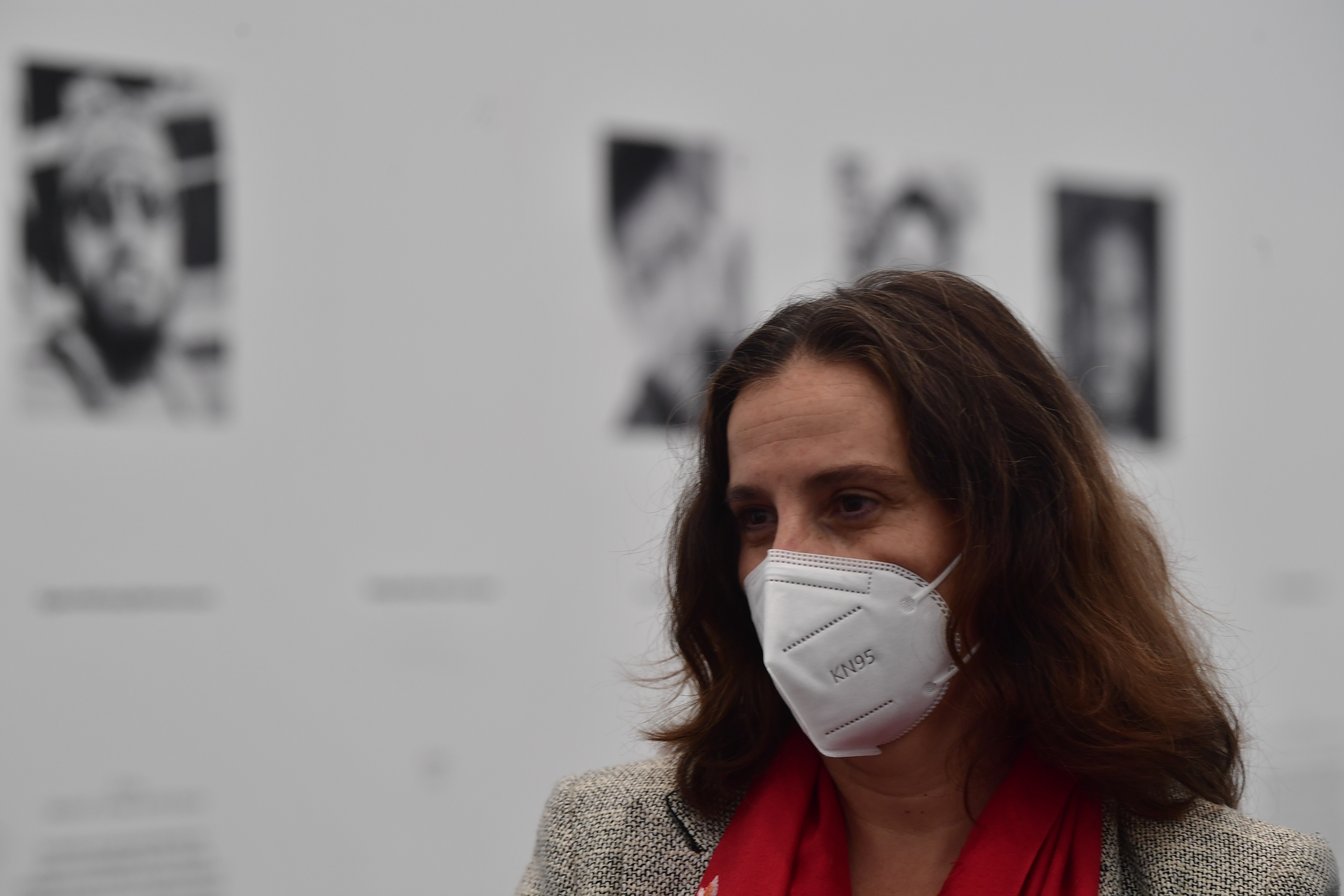 Presidenta de la Comisión Interamericana de Derechos Humanos (pashmina roja) y algunos miembros de su equipo visitan la obra VIDAS ROBADAS en Fragmentos, Espacio de Arte y Memoria. En esta visita estuvieron además, algunos familiares de jóvenes asesinados en Pereira, Ibagué, Bogotá y Madrid-Cundinamarca, durante las jornadas del Paro Nacional.