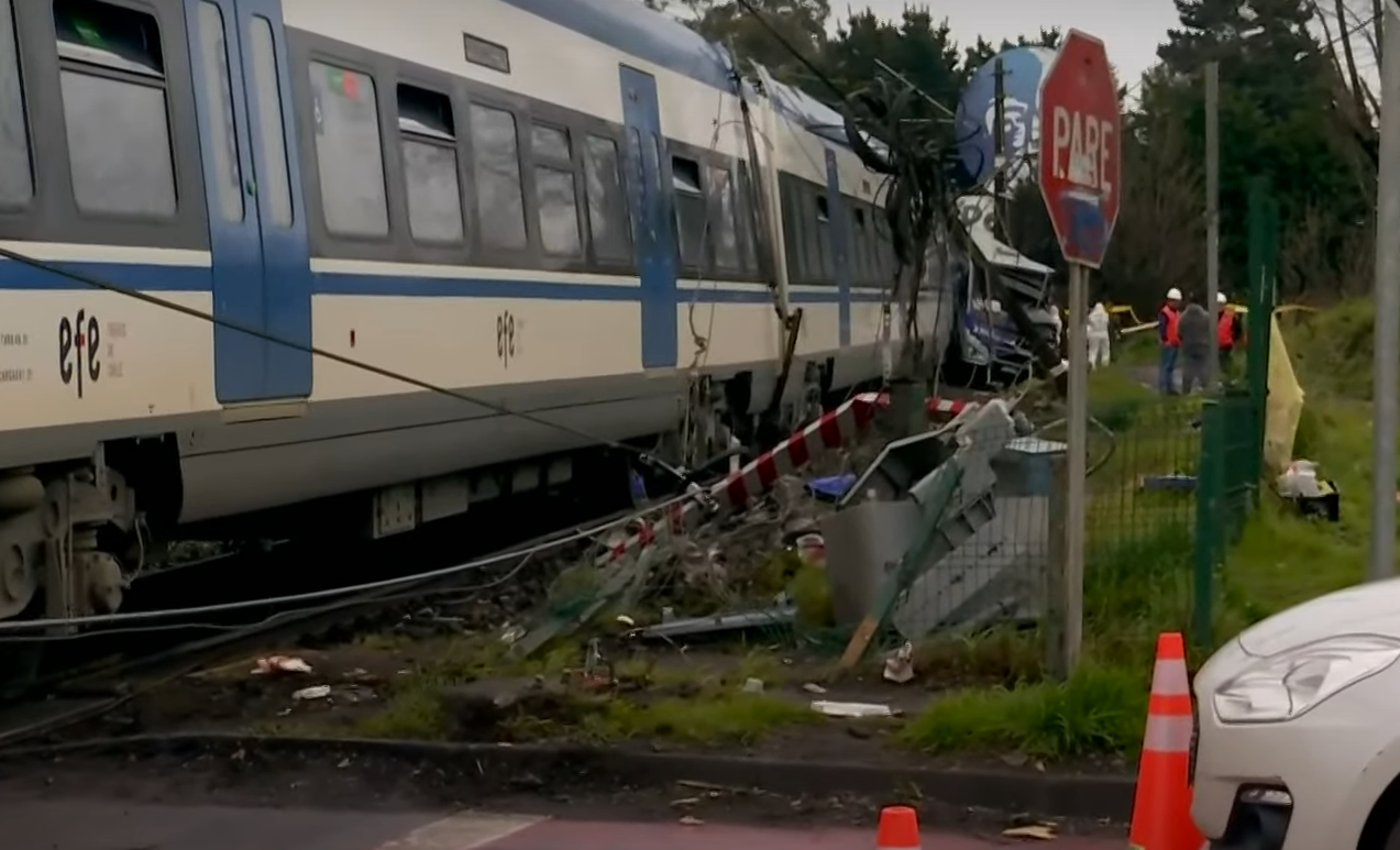 Al menos siete muertos por un accidente entre un bus y un tren en Chile