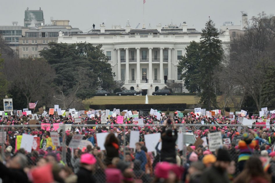 "¿Por qué esas personas no votaron?": Trump responde a masivas marchas en su contra
