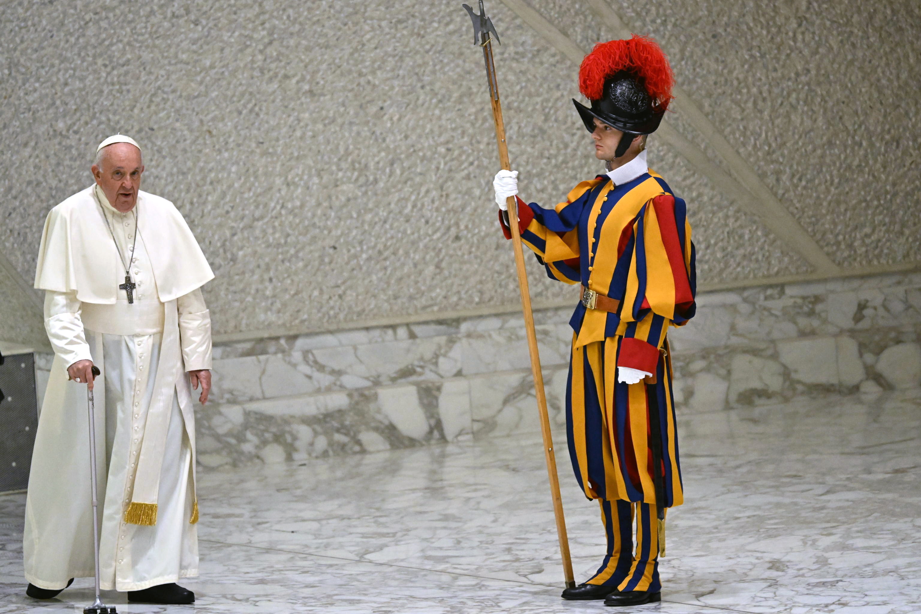 -FOTODELDÍA- CIUDAD DEL VATICANO, 23/08/2023.- El Papa Francisco (i) pasa junto a un guardia suizo a su llegada a la audiencia general semanal en el salón Pablo VI en el Vaticano. EFE/MAURIZIO BRAMBATTI