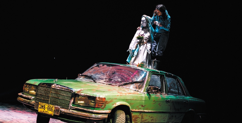 Escena en la que la virgen entra el pueblo de Yerta en un Mercedes Benz, de la obra La virgen del Mercedes, dirigida por Rafael Sánchez. /Cortesía