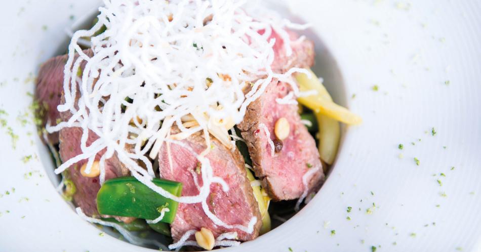 Ensalada oriental con carne y vinagreta de mandarina con soya